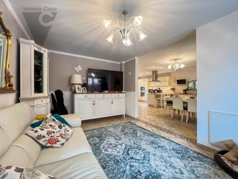 A Piovega proponiamo in vendita un' esclusiva porzione centrale di trifamiliare costruita nel 200...