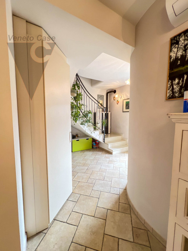 A Piovega proponiamo in vendita un' esclusiva porzione centrale di trifamiliare costruita nel 200...