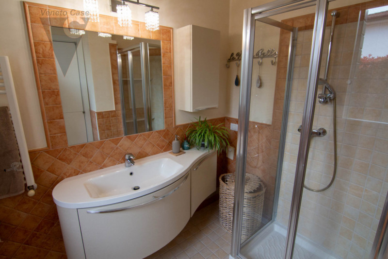 A Piovega proponiamo in vendita un' esclusiva porzione centrale di trifamiliare costruita nel 200...