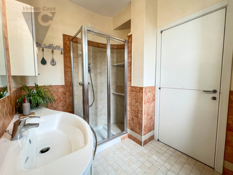 A Piovega proponiamo in vendita un' esclusiva porzione centrale di trifamiliare costruita nel 200...