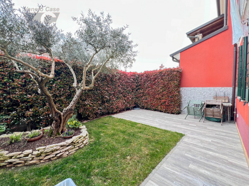 A Piovega proponiamo in vendita un' esclusiva porzione centrale di trifamiliare costruita nel 200...