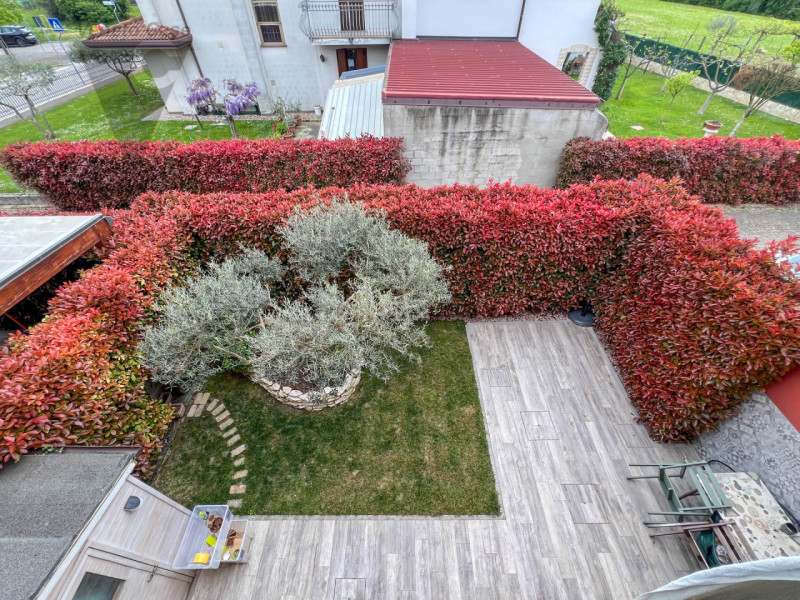 A Piovega proponiamo in vendita un' esclusiva porzione centrale di trifamiliare costruita nel 200...