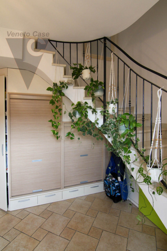 A Piovega proponiamo in vendita un' esclusiva porzione centrale di trifamiliare costruita nel 200...