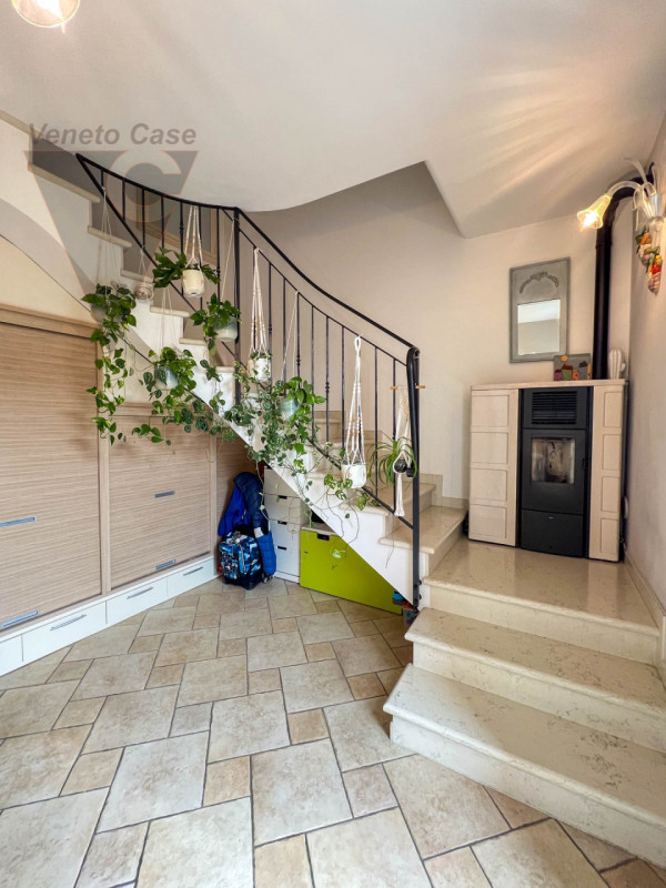 A Piovega proponiamo in vendita un' esclusiva porzione centrale di trifamiliare costruita nel 200...