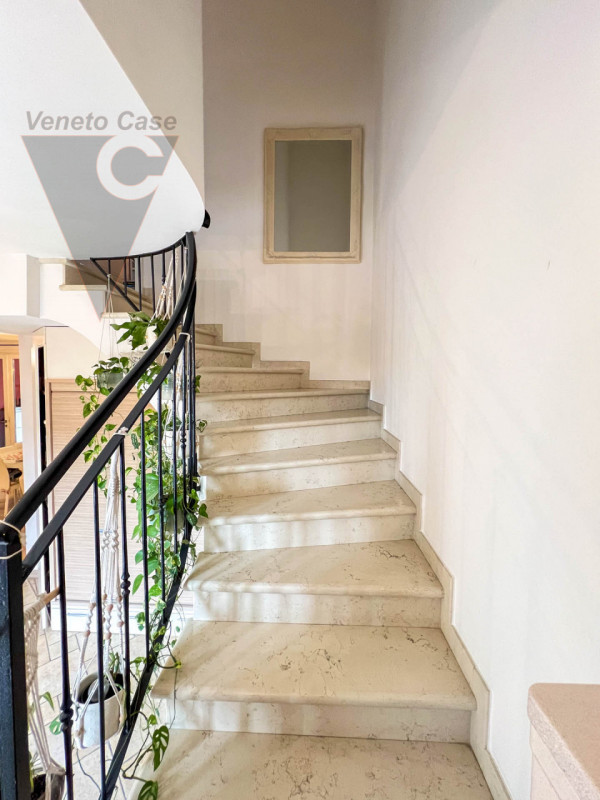 A Piovega proponiamo in vendita un' esclusiva porzione centrale di trifamiliare costruita nel 200...