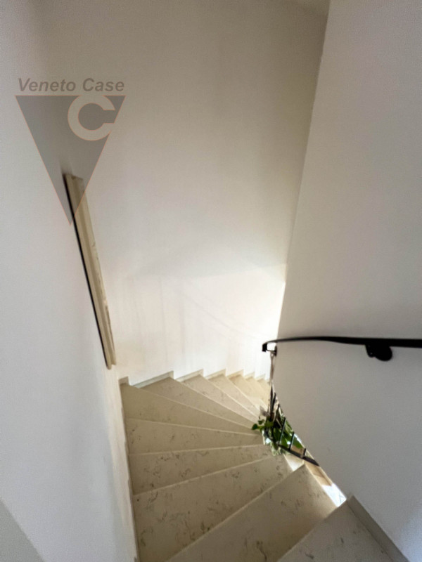 A Piovega proponiamo in vendita un' esclusiva porzione centrale di trifamiliare costruita nel 200...