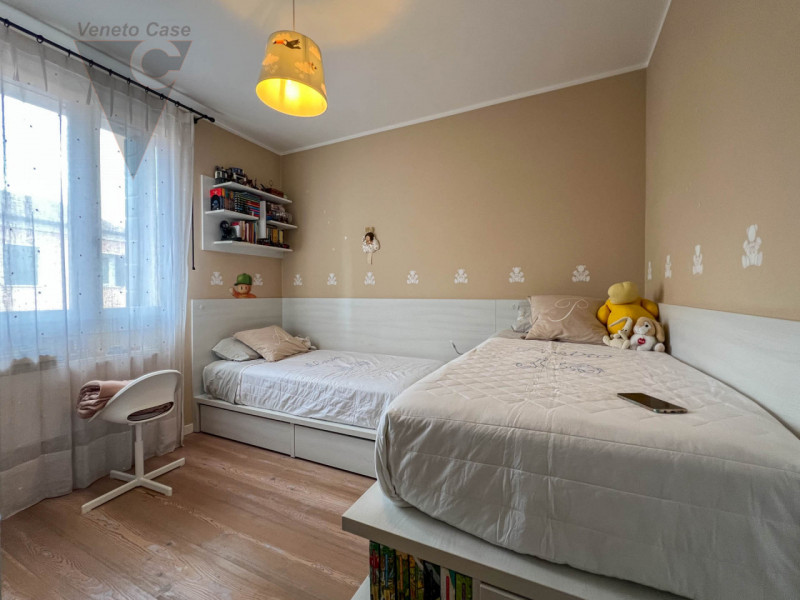 A Piovega proponiamo in vendita un' esclusiva porzione centrale di trifamiliare costruita nel 200...