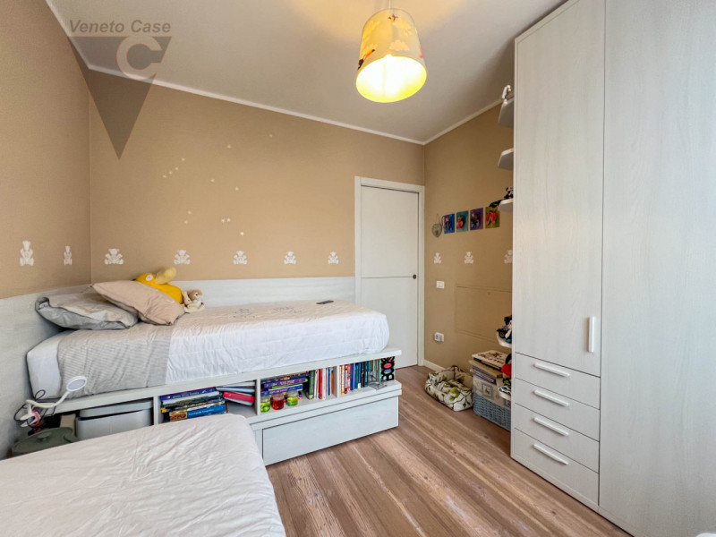 A Piovega proponiamo in vendita un' esclusiva porzione centrale di trifamiliare costruita nel 200...