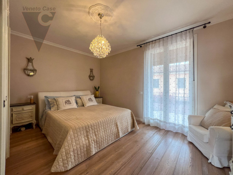 A Piovega proponiamo in vendita un' esclusiva porzione centrale di trifamiliare costruita nel 200...