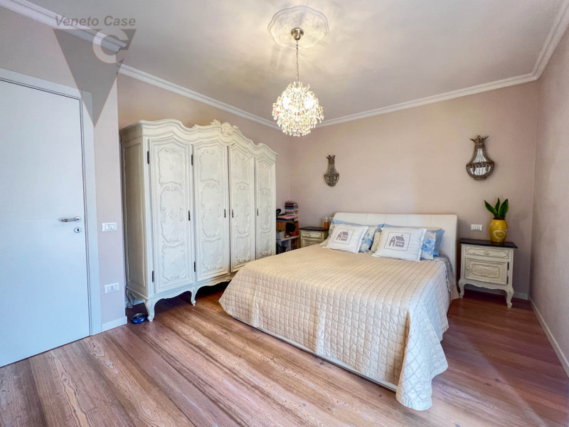 A Piovega proponiamo in vendita un' esclusiva porzione centrale di trifamiliare costruita nel 200...