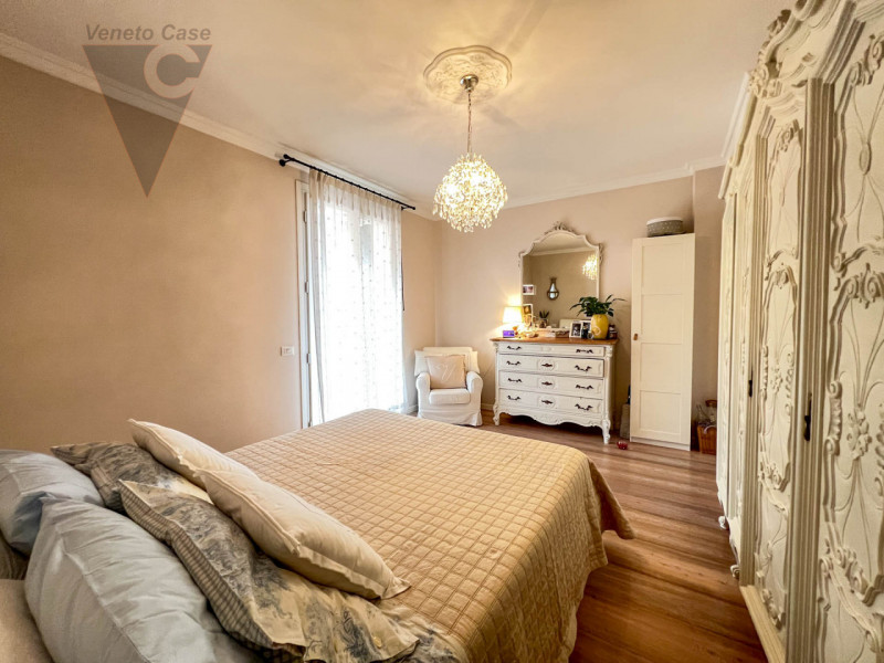 A Piovega proponiamo in vendita un' esclusiva porzione centrale di trifamiliare costruita nel 200...