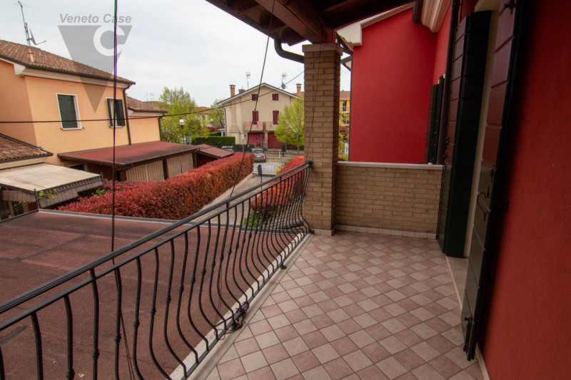 A Piovega proponiamo in vendita un' esclusiva porzione centrale di trifamiliare costruita nel 200...