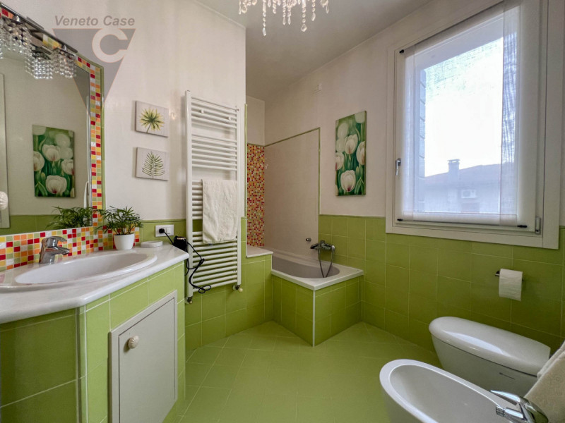 A Piovega proponiamo in vendita un' esclusiva porzione centrale di trifamiliare costruita nel 200...