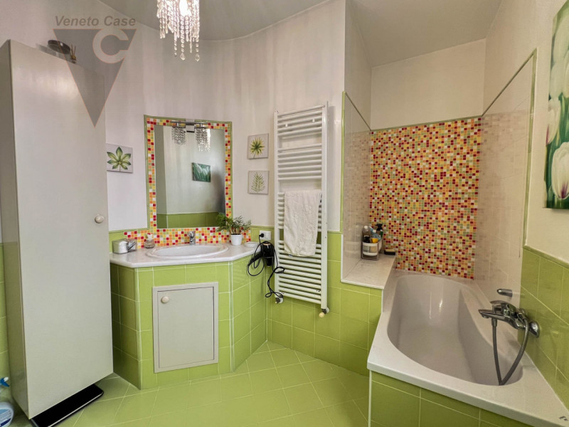 A Piovega proponiamo in vendita un' esclusiva porzione centrale di trifamiliare costruita nel 200...