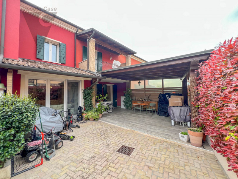 A Piovega proponiamo in vendita un' esclusiva porzione centrale di trifamiliare costruita nel 200...