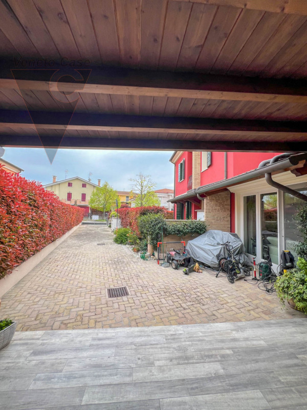 A Piovega proponiamo in vendita un' esclusiva porzione centrale di trifamiliare costruita nel 200...