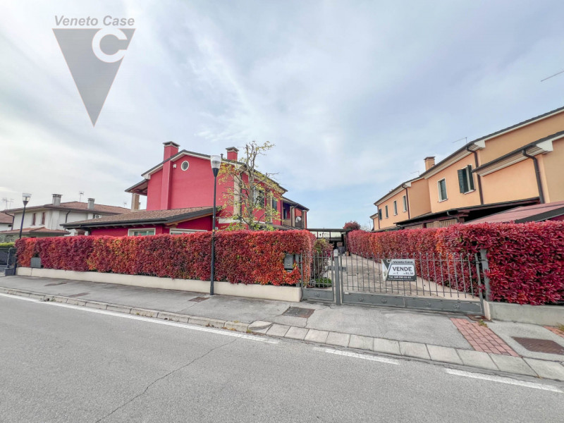 A Piovega proponiamo in vendita un' esclusiva porzione centrale di trifamiliare costruita nel 200...