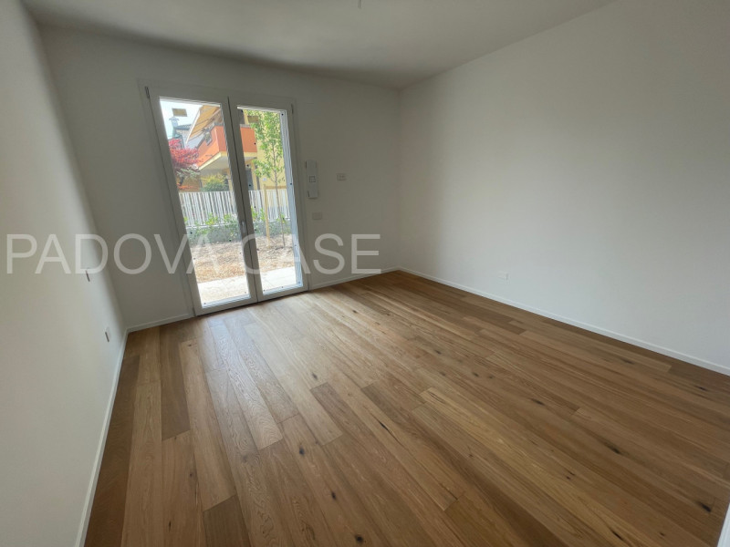 PADOVA - ZONA MADONNA PELLEGRINA

La soluzione disposta su un unico livello si sviluppa con:
- in...