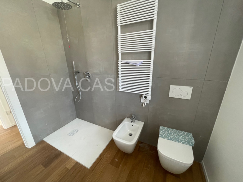 PADOVA - ZONA MADONNA PELLEGRINA

La soluzione disposta su un unico livello si sviluppa con:
- in...