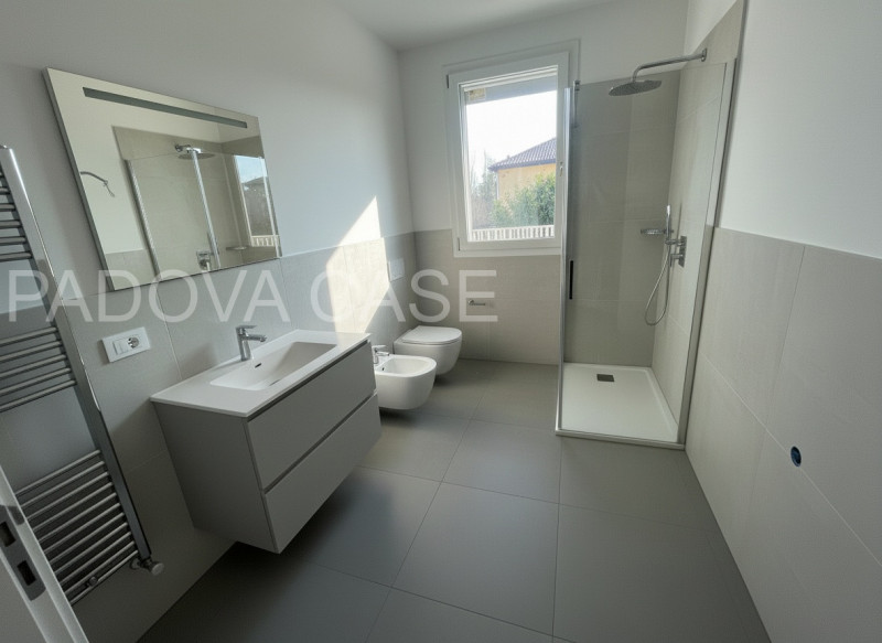 PADOVA - ZONA MADONNA PELLEGRINA

La soluzione disposta su un unico livello si sviluppa con:
- in...