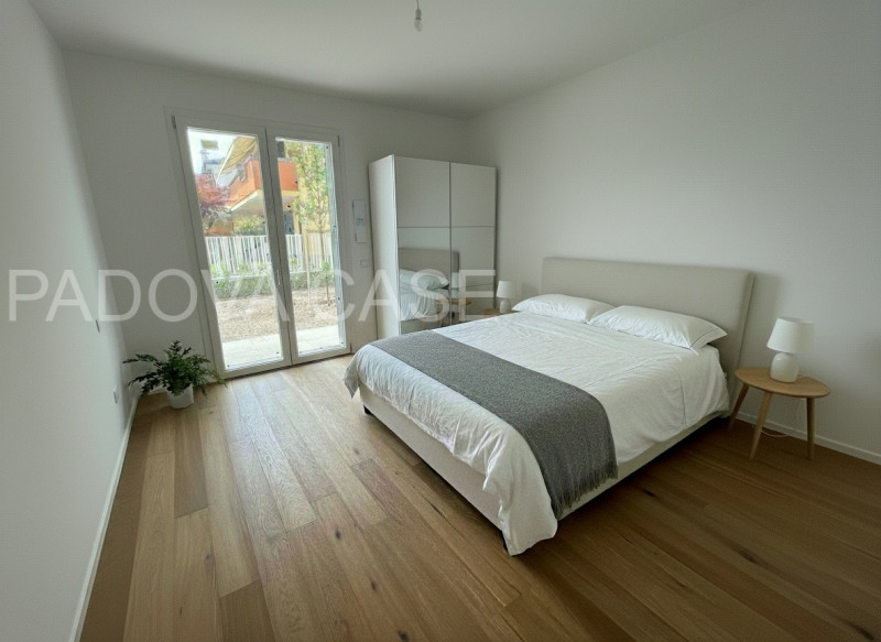 PADOVA - ZONA MADONNA PELLEGRINA

La soluzione disposta su un unico livello si sviluppa con:
- in...