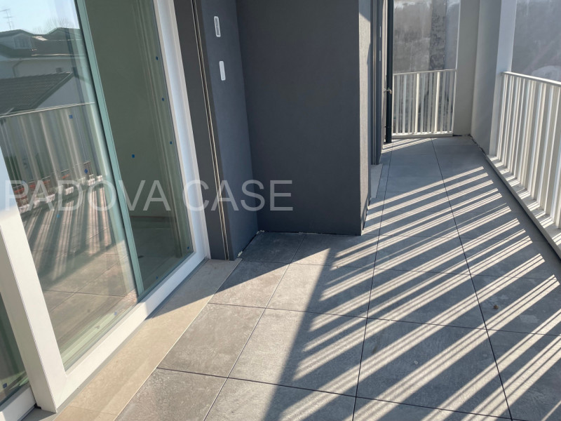 PADOVA - ZONA MADONNA PELLEGRINA

La soluzione disposta su un unico livello si sviluppa con:
- in...