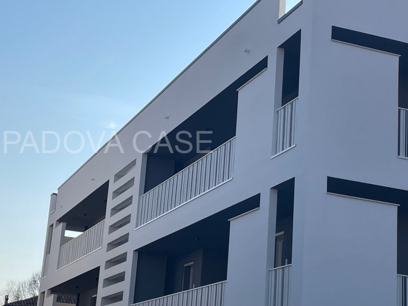 PADOVA - ZONA MADONNA PELLEGRINA

La soluzione disposta su un unico livello si sviluppa con:
- in...