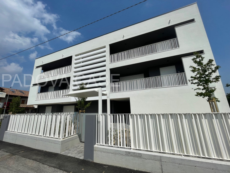 PADOVA - ZONA MADONNA PELLEGRINA

La soluzione disposta su un unico livello si sviluppa con:
- in...