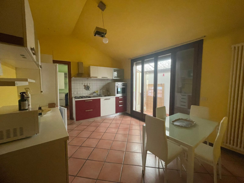 Grazioso trilocale in affitto nel cuore di Santa Bertilla, situato in una posizione strategica a ...