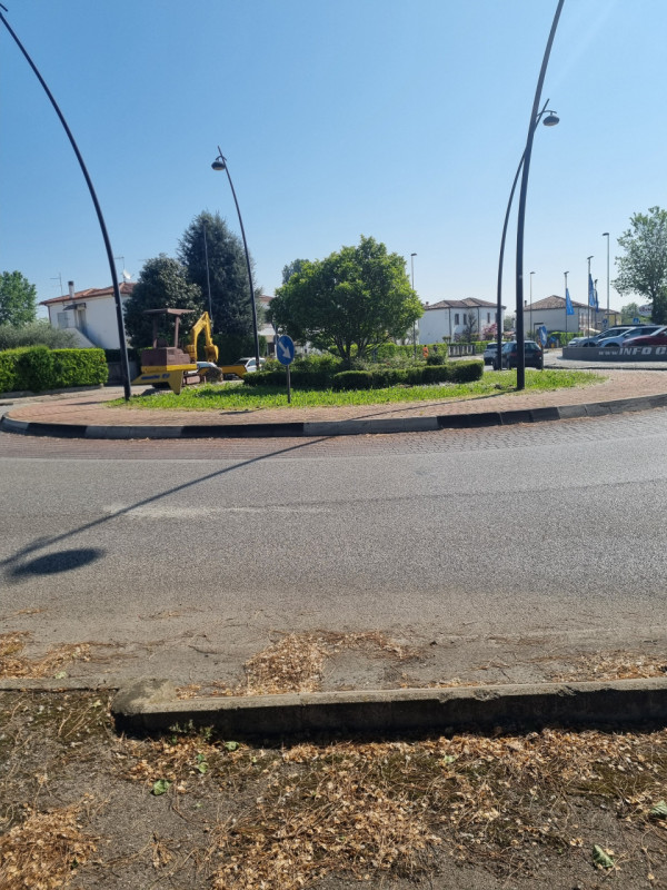 Si propone in VENDITA, negozio di 230 mq circa, categoria catastale C/1.
L'immobile offre ampio s...