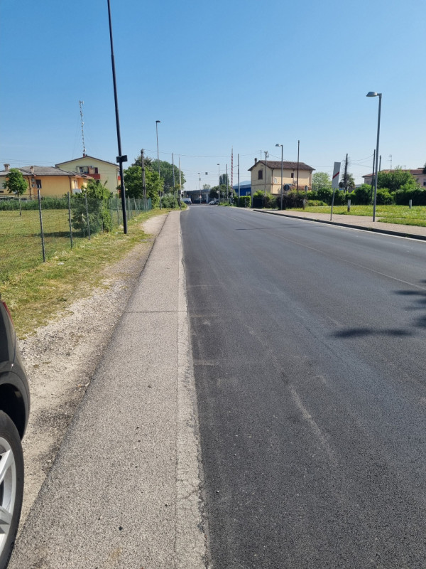 Si propone in VENDITA, negozio di 230 mq circa, categoria catastale C/1.
L'immobile offre ampio s...