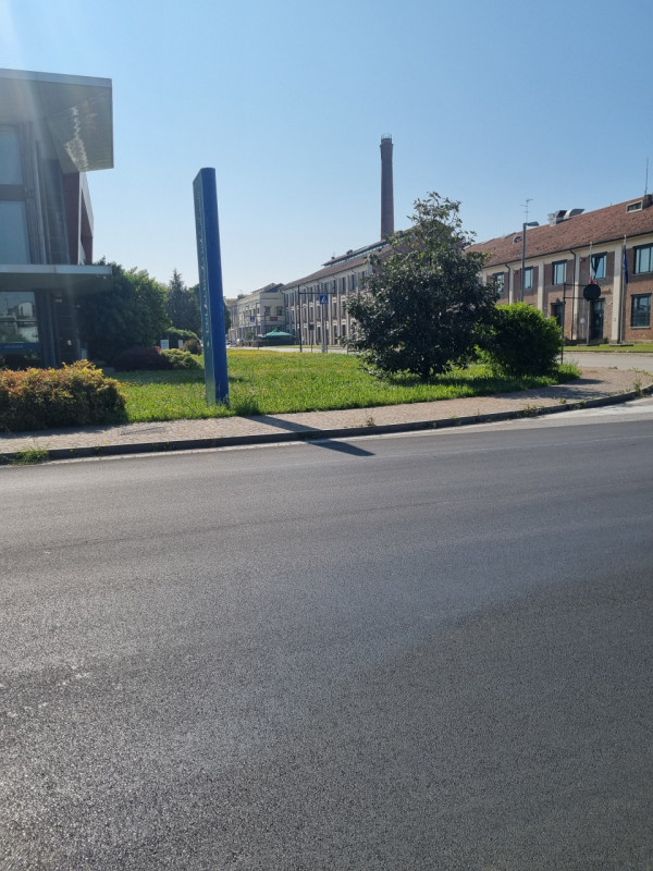 Si propone in VENDITA, negozio di 230 mq circa, categoria catastale C/1.
L'immobile offre ampio s...