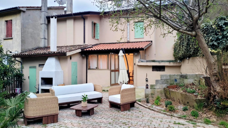 UNA CASA BIFAMILIARE E IL SUO SOGNO!

Dimenticati di essere nel 2026.
Dimenticati di tutti i prob...