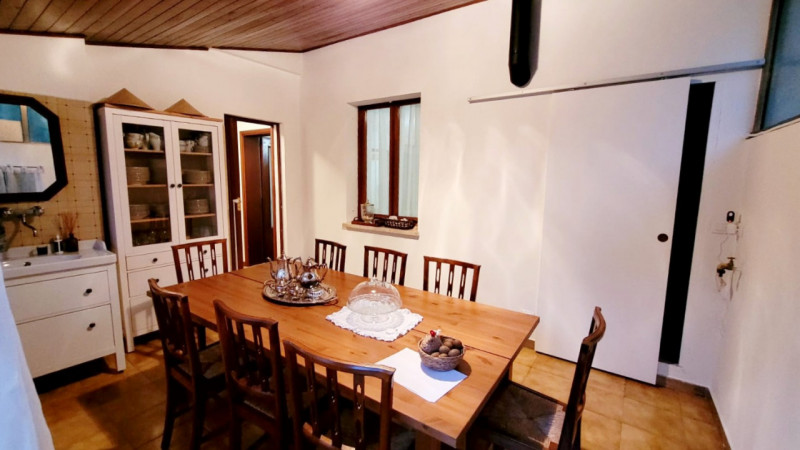 UNA CASA BIFAMILIARE E IL SUO SOGNO!

Dimenticati di essere nel 2026.
Dimenticati di tutti i prob...