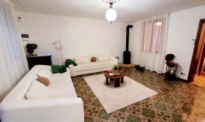 UNA CASA BIFAMILIARE E IL SUO SOGNO!

Dimenticati di essere nel 2026.
Dimenticati di tutti i prob...