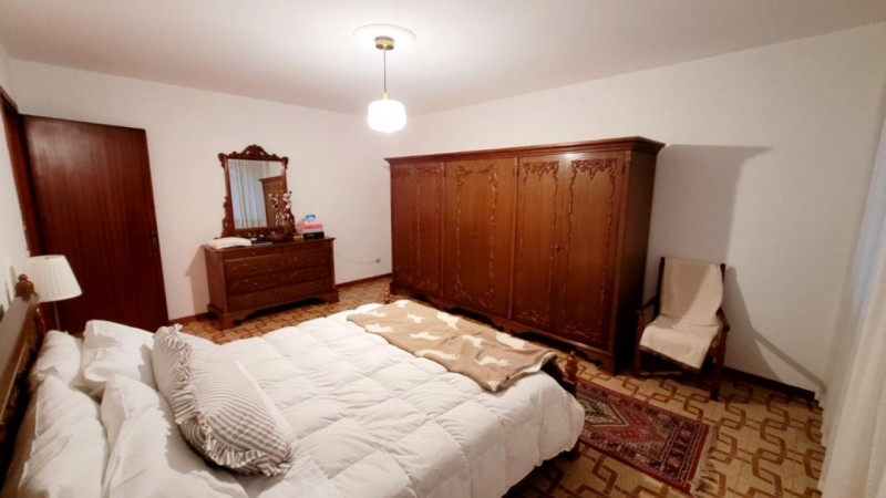 UNA CASA BIFAMILIARE E IL SUO SOGNO!

Dimenticati di essere nel 2026.
Dimenticati di tutti i prob...