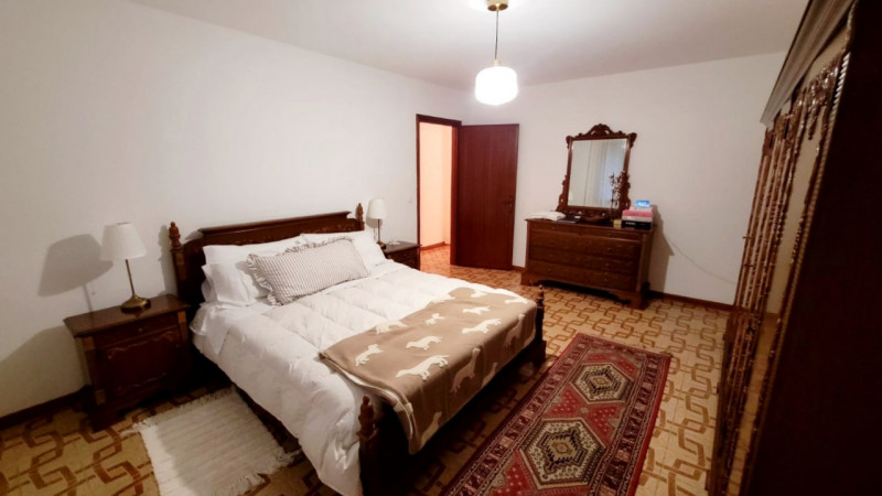 UNA CASA BIFAMILIARE E IL SUO SOGNO!

Dimenticati di essere nel 2026.
Dimenticati di tutti i prob...