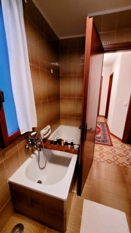 UNA CASA BIFAMILIARE E IL SUO SOGNO!

Dimenticati di essere nel 2026.
Dimenticati di tutti i prob...