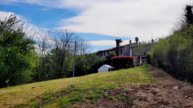 UNA CASA BIFAMILIARE E IL SUO SOGNO!

Dimenticati di essere nel 2026.
Dimenticati di tutti i prob...