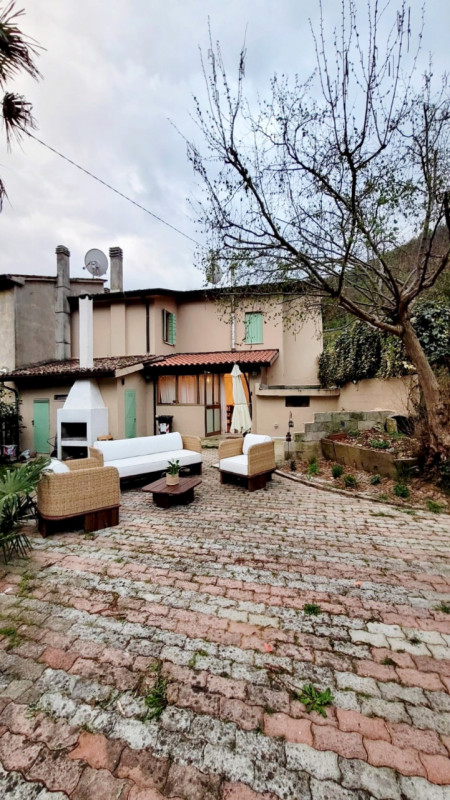 UNA CASA BIFAMILIARE E IL SUO SOGNO!

Dimenticati di essere nel 2026.
Dimenticati di tutti i prob...