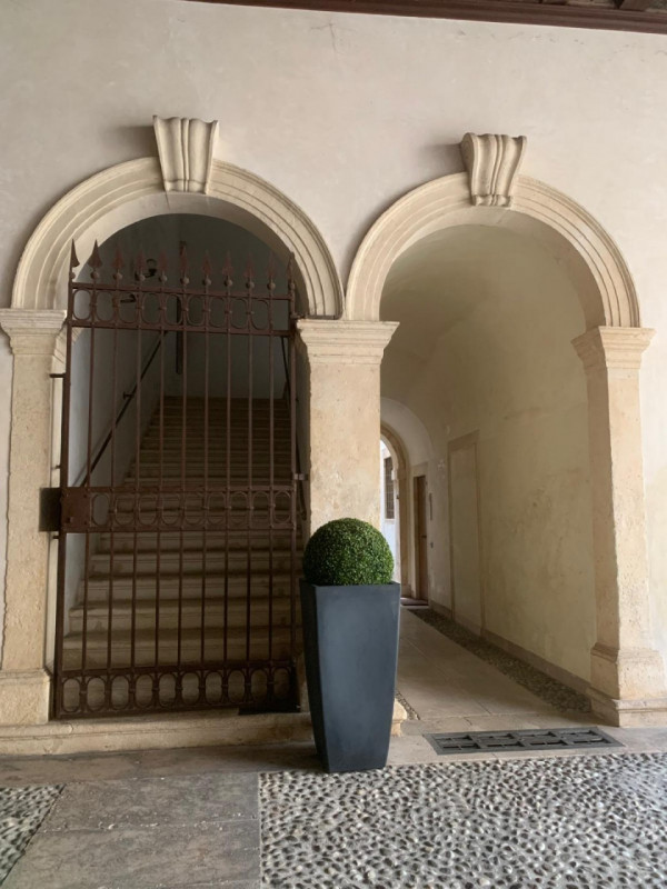 APPARTAMENTO ARREDATO IN PRESTIGIOSO PALAZZO STORICO CON ASCENSORE. EURO 800 MENSILI + 50 DI SPES...