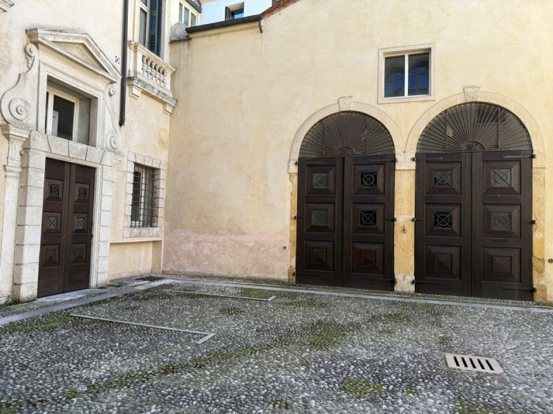 APPARTAMENTO ARREDATO IN PRESTIGIOSO PALAZZO STORICO CON ASCENSORE. EURO 800 MENSILI + 50 DI SPES...