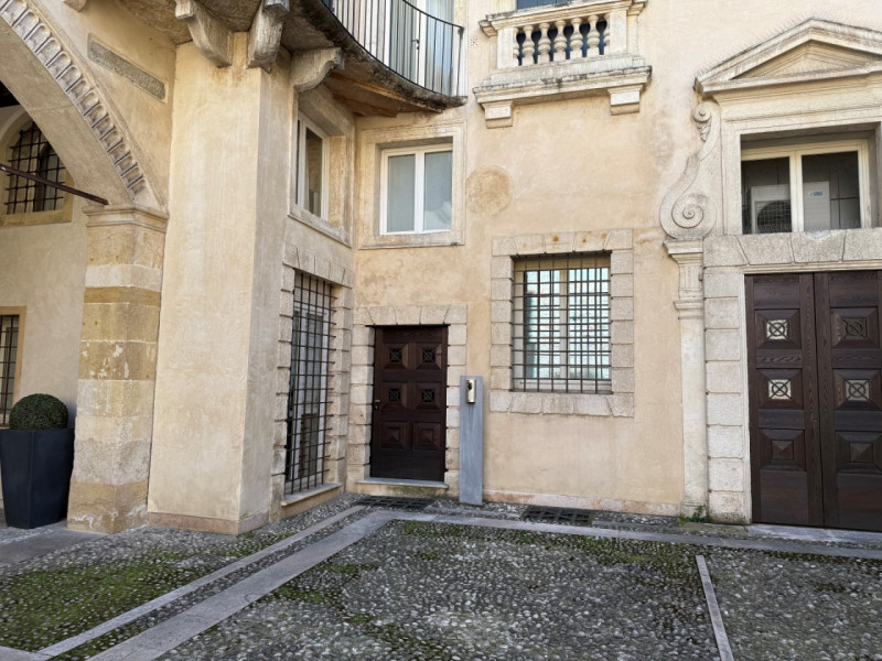 APPARTAMENTO ARREDATO IN PRESTIGIOSO PALAZZO STORICO CON ASCENSORE. EURO 800 MENSILI + 50 DI SPES...