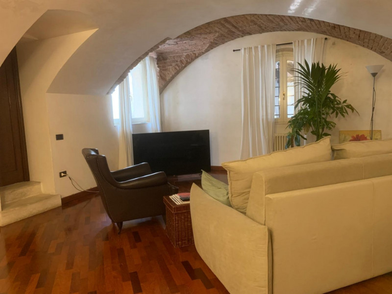 APPARTAMENTO ARREDATO IN PRESTIGIOSO PALAZZO STORICO CON ASCENSORE. EURO 800 MENSILI + 50 DI SPES...