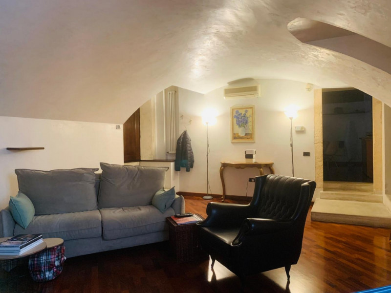 APPARTAMENTO ARREDATO IN PRESTIGIOSO PALAZZO STORICO CON ASCENSORE. EURO 800 MENSILI + 50 DI SPES...