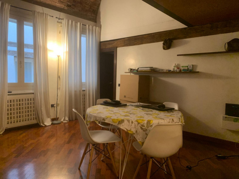 APPARTAMENTO ARREDATO IN PRESTIGIOSO PALAZZO STORICO CON ASCENSORE. EURO 800 MENSILI + 50 DI SPES...