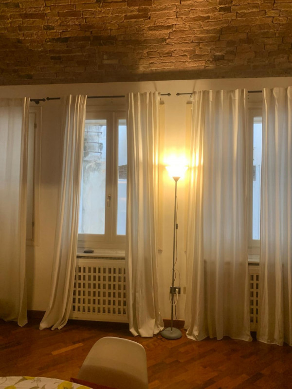 APPARTAMENTO ARREDATO IN PRESTIGIOSO PALAZZO STORICO CON ASCENSORE. EURO 800 MENSILI + 50 DI SPES...