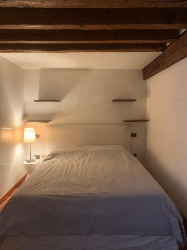 APPARTAMENTO ARREDATO IN PRESTIGIOSO PALAZZO STORICO CON ASCENSORE. EURO 800 MENSILI + 50 DI SPES...