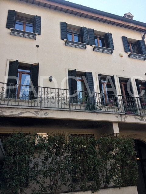 SOLO REFERENZIATI 

Scopri un'opportunità unica di vivere in un prestigioso appartamento mansarda...