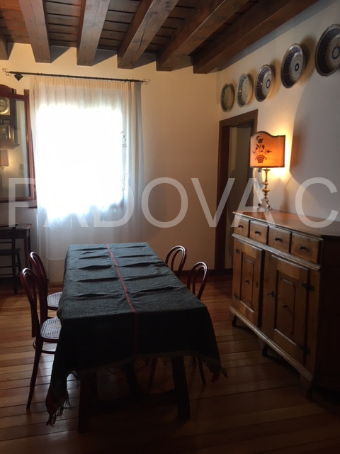 SOLO REFERENZIATI 

Scopri un'opportunità unica di vivere in un prestigioso appartamento mansarda...